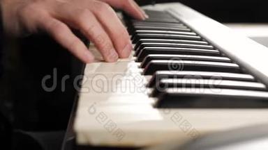 两只手在钢琴上演奏轻柔的现代钢琴音乐。 呆在家里做一些音乐的概念。 免费音乐艺术时间